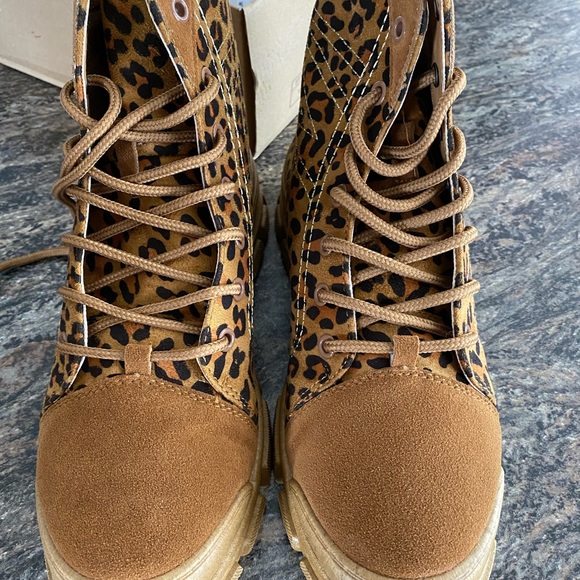 NWT Leopard fashion workbook, size 8 - Picture 3 of 4